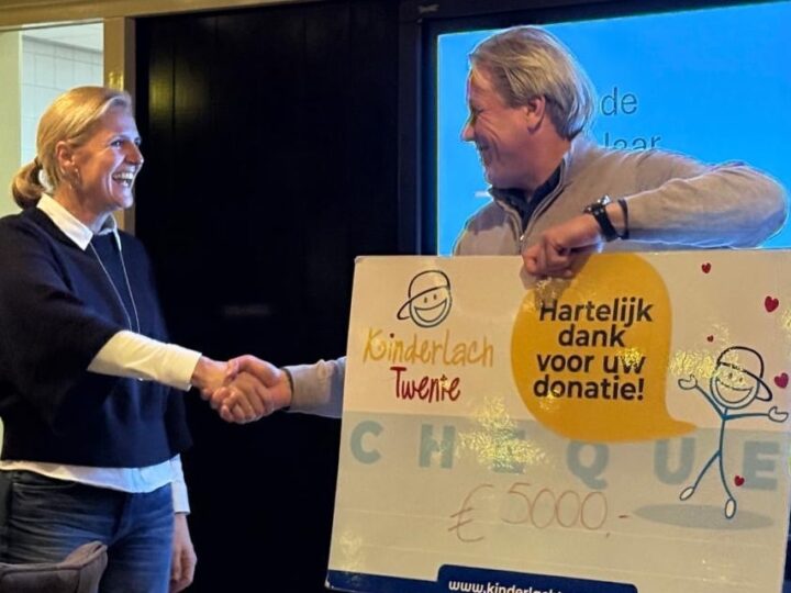 Uitreiking cheque Kinderlach